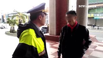 闖紅燈要繳2700元！男子暴走嗆警