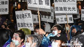 華航企業工會成員聚集華航台北公司抗議。 圖／記者林敬旻攝