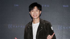 韋禮安玩直播秀歌藝、分享新年願望。（記者邱榮吉/攝影）