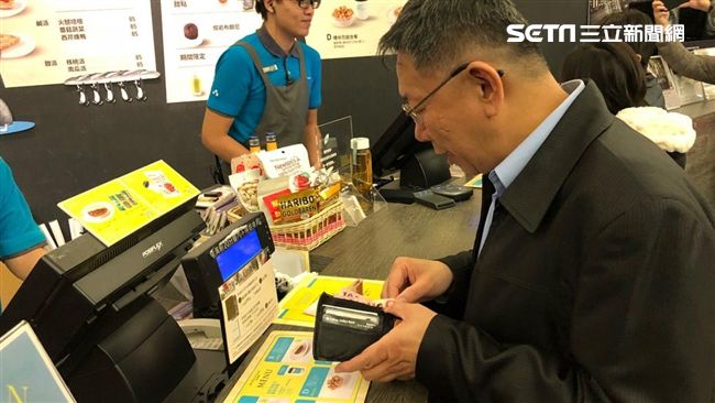 小周末哪裡去？柯現身電影院秀恩愛