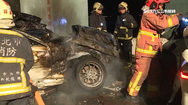 疑超車失控2車毀！BMW駕駛成焦屍