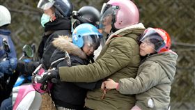 寒流將過　即將回溫（1）中央氣象局觀測，13日清晨嘉義出現攝氏4.7度，再度刷新入冬以來新低溫，中央氣象局預報員林柏東表示，白天冷空氣減弱，14日全台高溫都有機會達20度以上。中央社記者孫仲達攝　107年1月13日