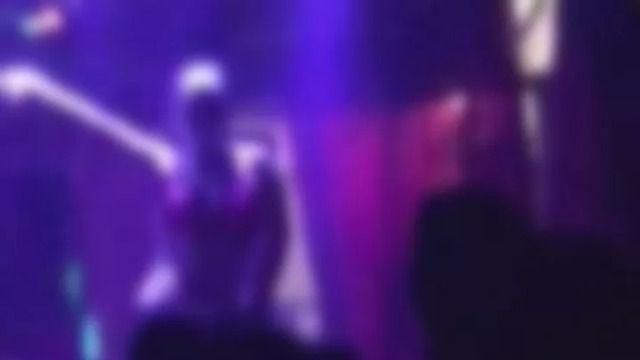 人妻上台變蕩婦　台下收錢竟是老公