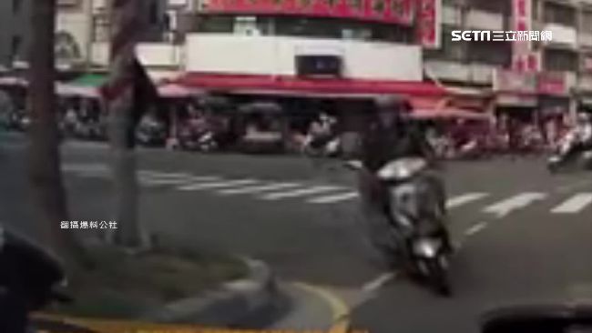 騎士逆向衝撞對向轎車　駕駛傻眼無奈