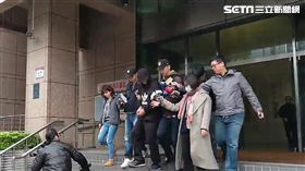 林男持衝鋒槍在松菸文創大樓對空連開3槍，警方訊後依槍砲罪將他移送法辦（翻攝畫面）