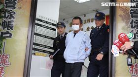 板橋分局後埔派出所警員今天凌晨執行KTV守望勤務時，突然一名42歲曾姓男子（妨害公務、公共危險前科）緩緩向警員逼近，當下員警已經察覺有異，盯著曾男，不料曾男突然衝向員警企圖搶奪警用配槍，所幸當時員警反應快速，曾男當場被制伏壓制，通報警網支援後，將曾男帶回所內偵辦。