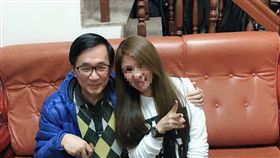 再度外流！陳水扁摟妹照曝光　網：手不抖，吳淑珍拳頭硬了
圖翻攝自靠傳媒 COWmedia