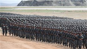 中共軍改 陸軍員額首度降到一半以下中共官媒新華社18日發布，中共解放軍實施軍改兩年來，陸軍占全軍總員額比例下降到50%以下，這是人民解放軍歷史上的第一次。圖為7月30日，中國人民解放軍建軍90周年閱兵畫面。（中新社發布）中央社 106年12月19日