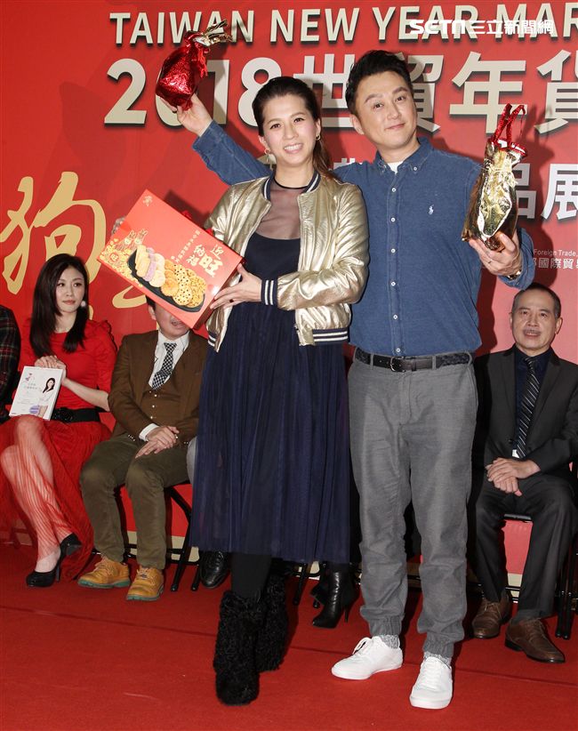 郭靜純、何篤霖、命理老師Amanda、艾菲爾、艾莉絲、小孟、湯鎮瑋、黃子容、李玉珮、周映君、張盛舒、吳美玲、黃友輔、陳冠宇，出席命運好好玩粉絲見面會。（記者邱榮吉/攝影）