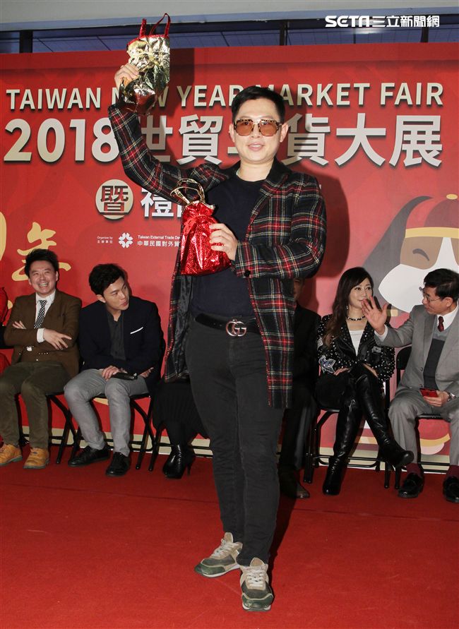 郭靜純、何篤霖、命理老師Amanda、艾菲爾、艾莉絲、小孟、湯鎮瑋、黃子容、李玉珮、周映君、張盛舒、吳美玲、黃友輔、陳冠宇，出席命運好好玩粉絲見面會。（記者邱榮吉/攝影）