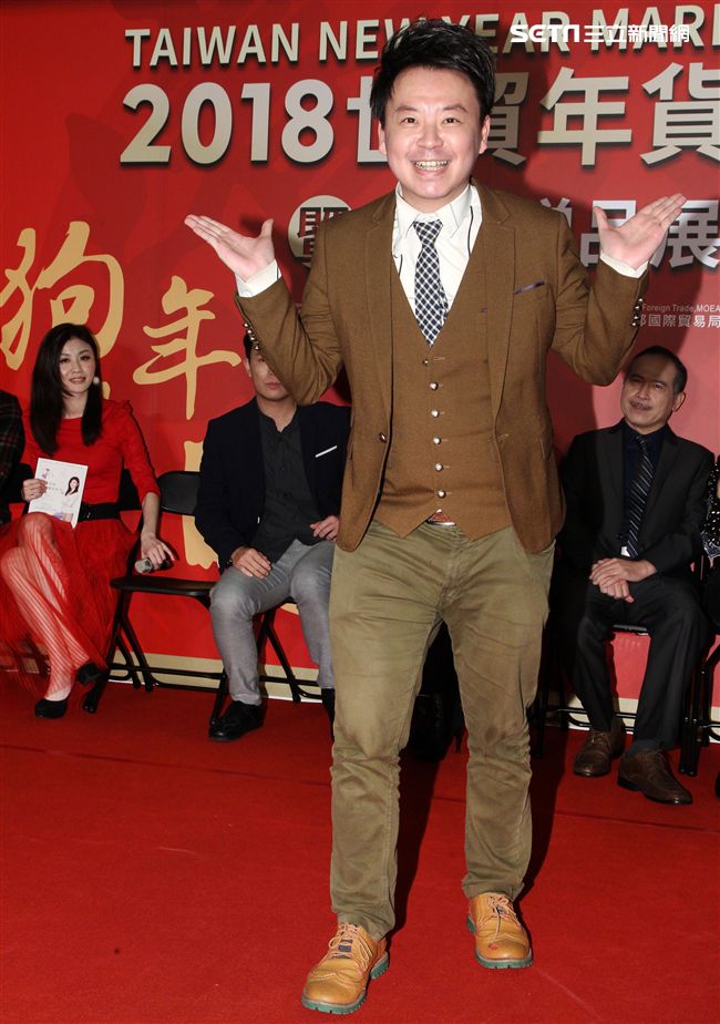 郭靜純、何篤霖、命理老師Amanda、艾菲爾、艾莉絲、小孟、湯鎮瑋、黃子容、李玉珮、周映君、張盛舒、吳美玲、黃友輔、陳冠宇，出席命運好好玩粉絲見面會。（記者邱榮吉/攝影）