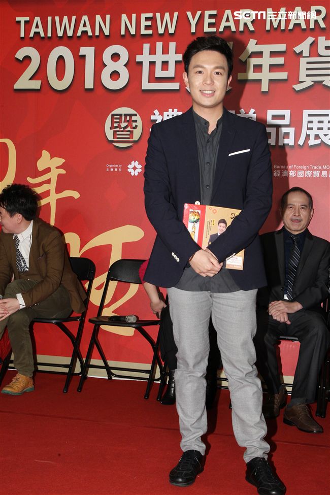 郭靜純、何篤霖、命理老師Amanda、艾菲爾、艾莉絲、小孟、湯鎮瑋、黃子容、李玉珮、周映君、張盛舒、吳美玲、黃友輔、陳冠宇，出席命運好好玩粉絲見面會。（記者邱榮吉/攝影）