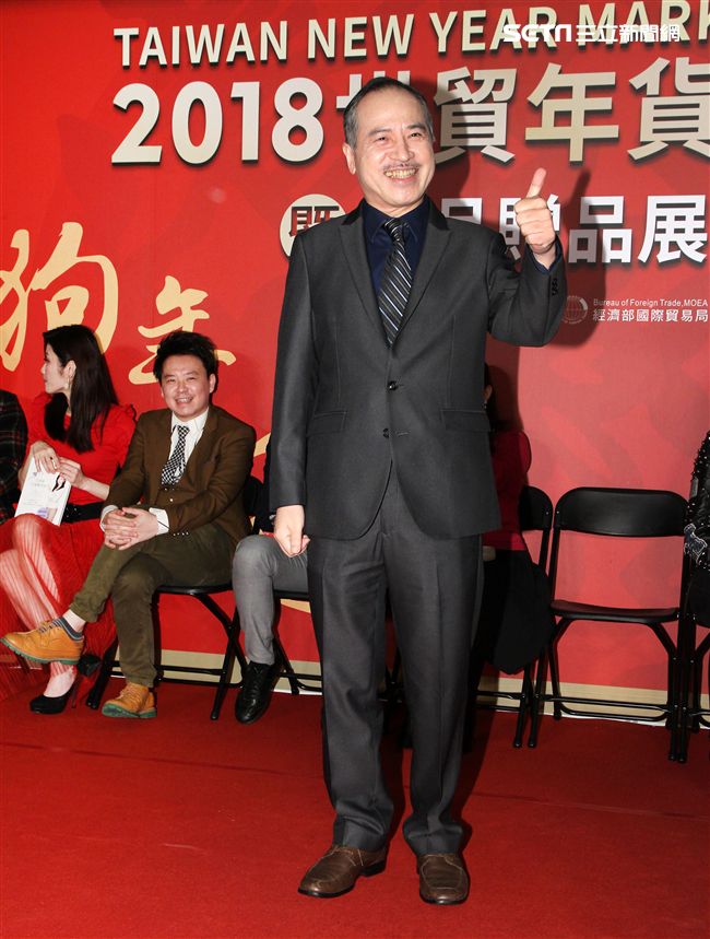 郭靜純、何篤霖、命理老師Amanda、艾菲爾、艾莉絲、小孟、湯鎮瑋、黃子容、李玉珮、周映君、張盛舒、吳美玲、黃友輔、陳冠宇，出席命運好好玩粉絲見面會。（記者邱榮吉/攝影）