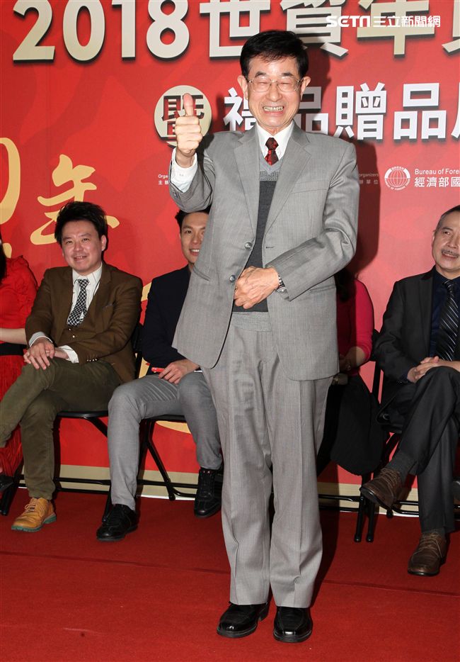 郭靜純、何篤霖、命理老師Amanda、艾菲爾、艾莉絲、小孟、湯鎮瑋、黃子容、李玉珮、周映君、張盛舒、吳美玲、黃友輔、陳冠宇，出席命運好好玩粉絲見面會。（記者邱榮吉/攝影）