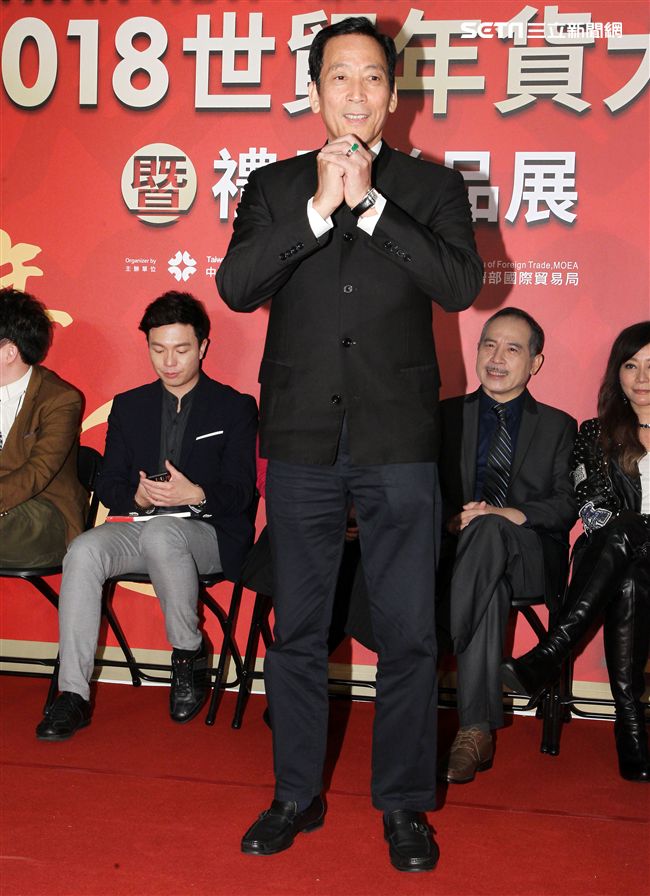 郭靜純、何篤霖、命理老師Amanda、艾菲爾、艾莉絲、小孟、湯鎮瑋、黃子容、李玉珮、周映君、張盛舒、吳美玲、黃友輔、陳冠宇，出席命運好好玩粉絲見面會。（記者邱榮吉/攝影）