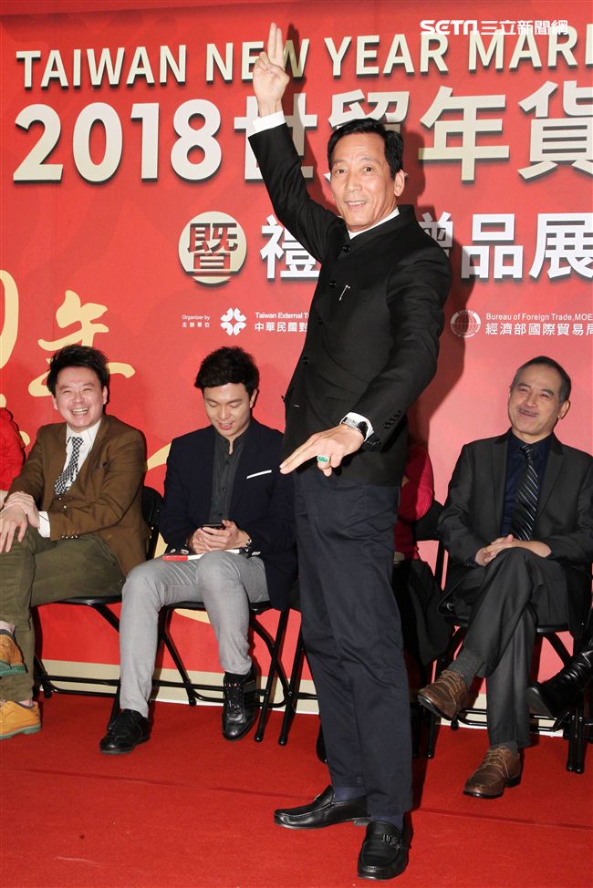 郭靜純、何篤霖、命理老師Amanda、艾菲爾、艾莉絲、小孟、湯鎮瑋、黃子容、李玉珮、周映君、張盛舒、吳美玲、黃友輔、陳冠宇，出席命運好好玩粉絲見面會。（記者邱榮吉/攝影）