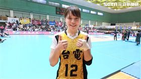 ▲楊孟樺笑稱身上的「龍袍」球衣越看越好看。（圖／記者蔡宜瑾攝影）