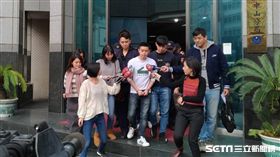 警方破獲興安街國宅內的德州撲克賭場，並逮捕6名賭客，負責人楊男找來李姓正妹擔任荷官，還要求羅男持槍前來坐鎮，警方訊後分別依賭博、槍砲及社維法送辦（翻攝畫面）