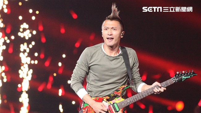 謝霆鋒龐克頭登場　吉他SOLO帥翻