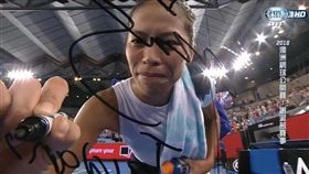 ▲謝淑薇賽後在轉播鏡頭上簽下「台灣」。（圖／翻攝自愛奇藝）