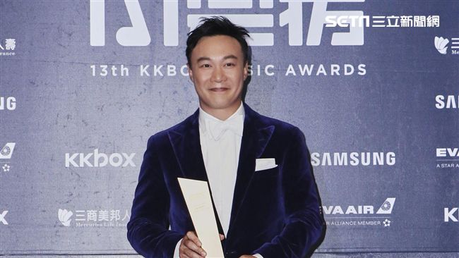 E神抱病上台　自爆吃到鼻涕鹹鹹的