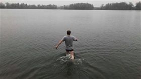 驚見嬰兒水上飄（圖／翻攝自《獨立報》）