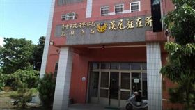 台中烏日區溪尾里的烏日分局溪尾駐在所，是全台唯一的「1人警所」，因為人口數的關係，10多年來都僅有1位警員派駐，直到溪尾大橋開通後，交通更便利，最後警方決定裁撤溪尾駐在所，目前已改為警犬隊隊部。（圖／翻攝自Google Map）