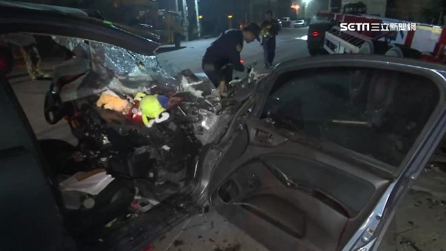 碰！轎車自撞聯結車　釀2死1重傷