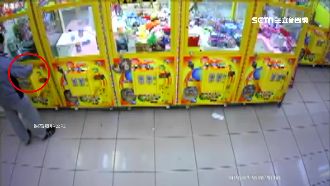 口罩男假裝夾娃娃　秒偷走店員手機