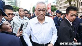 反對水利會官派，國民黨動員支持者包圍立法院抗議，國民黨主席吳敦義現身力挺。 圖／記者林敬旻攝