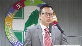 民進黨民調　近6成贊成修勞基法（1）民主進步黨30日在中央黨部舉行民調公布記者會，民進黨發言人林琮盛（圖）指出，勞動基準法修正議題近日受社會大眾關注，59.7%受訪者贊成修勞基法。中央社記者裴禛攝　106年12月30日