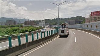 怒被超車腦羞攔車　惡霸踢鐵板被痛扁