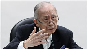 中華經濟研究院董事長胡勝正接受中央社專訪表示，很多年輕人情願擠在只能領22K低薪的服務業，也不願投入製造業，建議政府提供職業訓練同時，也要讓年輕人有願景。中央社記者張皓安攝　107年1月21日