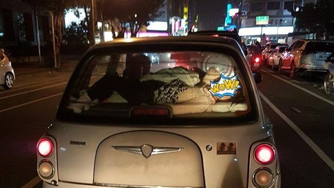 超扯家長…竟讓小孩緊貼後車窗睡覺