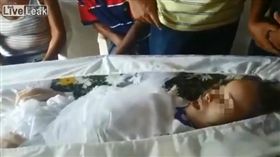 女童屍體躺棺材（圖／翻攝自《liveleak》）
https://www.liveleak.com/view?i=a09_1516299132