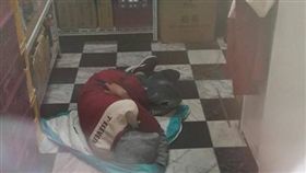 超商店員躲在倉庫裡睡覺（圖／翻攝自爆怨公社）