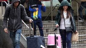 鋒面接近  大雨特報（1）中央氣象局8日清晨發布大雨特報，鋒面接近影響，新竹以北、宜蘭及台中、南投山區有局部大雨，因連日降雨，應注意坍方及落石。中央社記者鄭傑文攝　107年1月8日