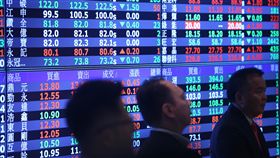 台股續創新高國際股市續揚，台股也跟著攀升，16日指數再創27年多來新高10774.21點，其中太陽能組群可望組成國家隊，成為盤面最為亮眼的族群。加權股價指數終場上漲50.12點，漲幅0.47%，收在10774.21點，成交值新台幣1256.60億元。中央社記者吳翊寧攝　106年10月16日