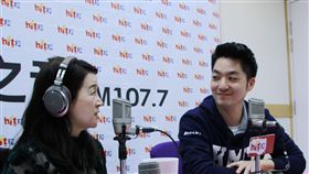 國民黨立委蔣萬安參加周玉蔻廣播節目，圖／Hit Fm《蔻蔻早餐》製作單位提供