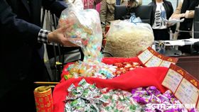 台北市衛生局今(2018)年依推出新規定，年貨大街販售的牛肉乾、魷魚絲及開心果等散裝加工年節食品，除品名及原產地外，更增加標示「補貨日期」。（圖／記者楊晴雯攝）