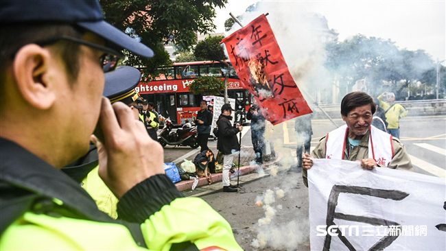 抗議拆民房　大觀自救會放鞭炮