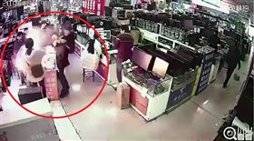 大陸發生一起iPhone電池爆炸事件，有一名男子要買二手iPhone手機時，為了測試電池真假，於是咬了一口電池，沒想到電池突然爆炸，一大團火球從他面前飛過，所幸該名男子與賣場人員都沒有受傷。（圖／翻攝自微博）
