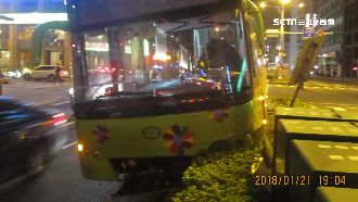 複雜道路＋恍神　客運失控開上分隔島