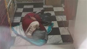 超商店員躲在倉庫裡睡覺（圖／翻攝自爆怨公社）