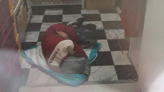 遭控睡覺摔牛肉麵　店員道歉竟獲同情