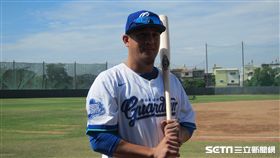 ▲蔣智賢穿上富邦悍將球衣。（圖／記者蕭保祥攝）