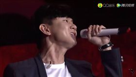 演唱會,歌手,藝人,監聽耳機,表演者,噪音,伴唱帶,聲音,舞台
（圖／翻攝自YouTube）