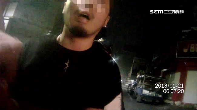 開註銷車牌車遭攔　男毆警暴走摔東西