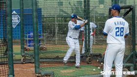 ▲蔣智賢在打擊籠練打，高國輝在外觀看。（圖／記者蕭保祥攝）