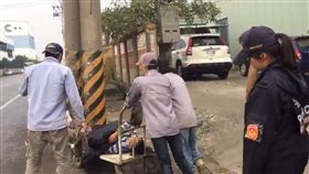 司機,高雄,喝醉,喝酒,醉倒,計程車,員警,工廠,同事,推車
翻攝畫面